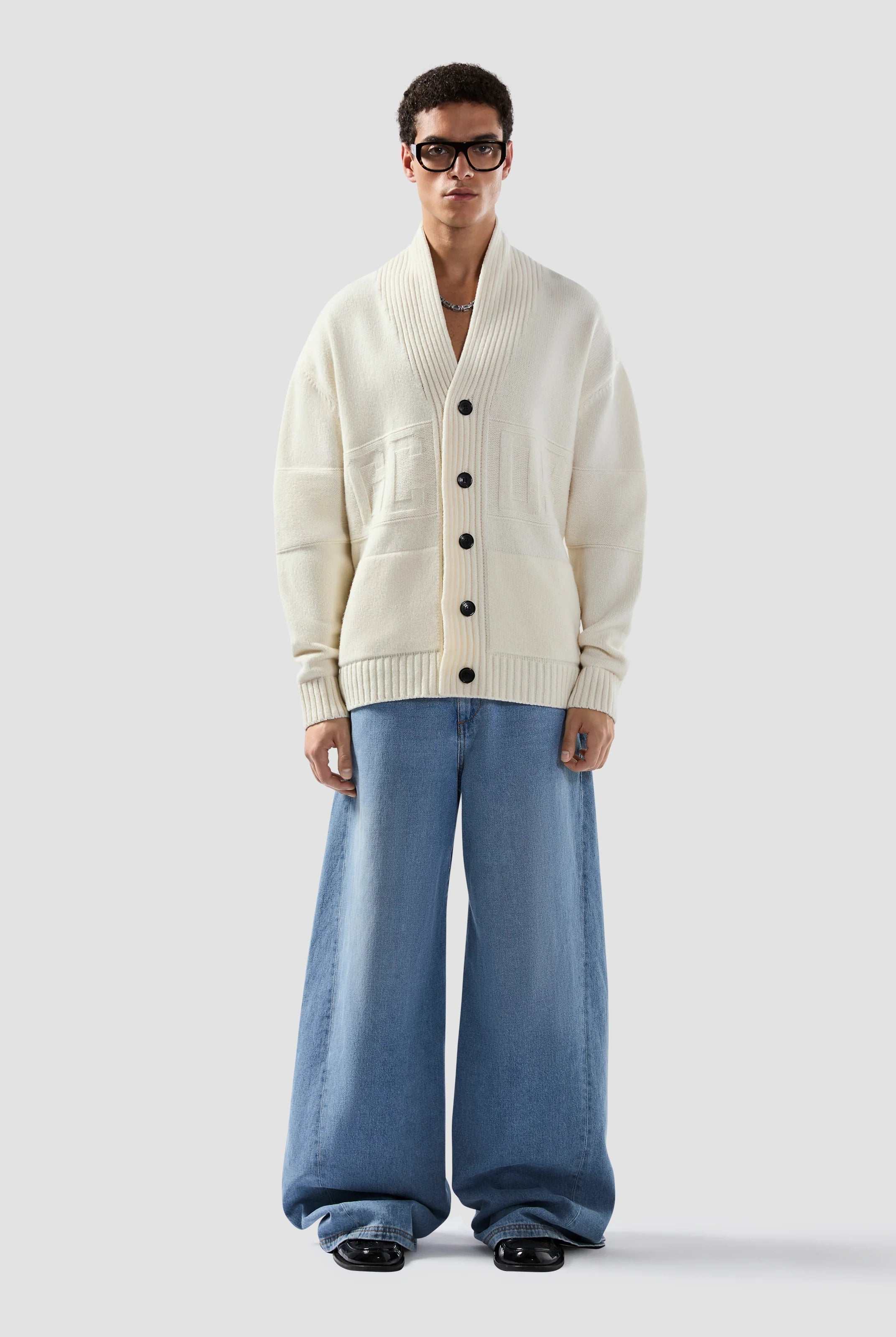 Maglione cardigan con bottoni e logo a intarsi