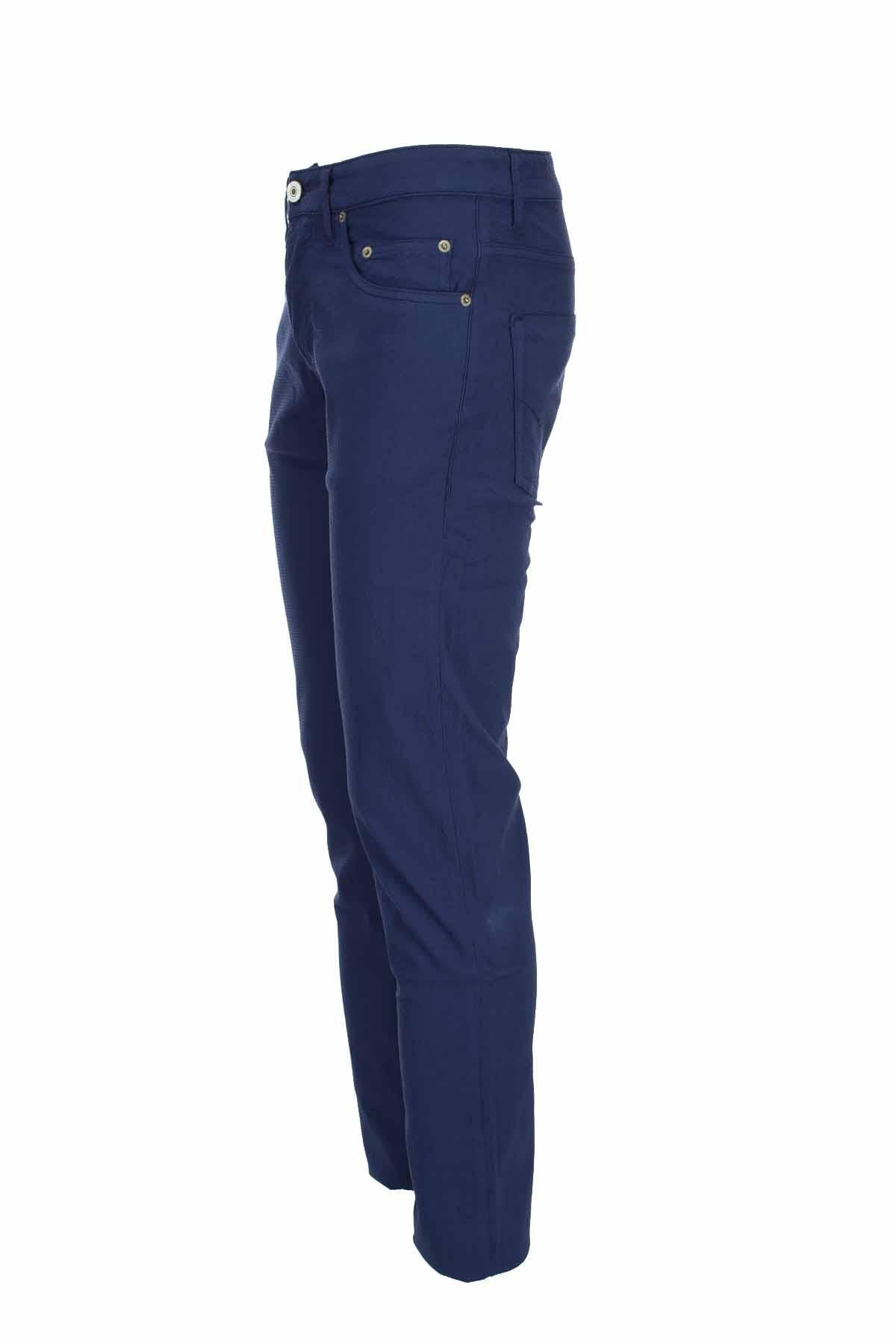 Pantalone 5 tasche in cotone goffrato.