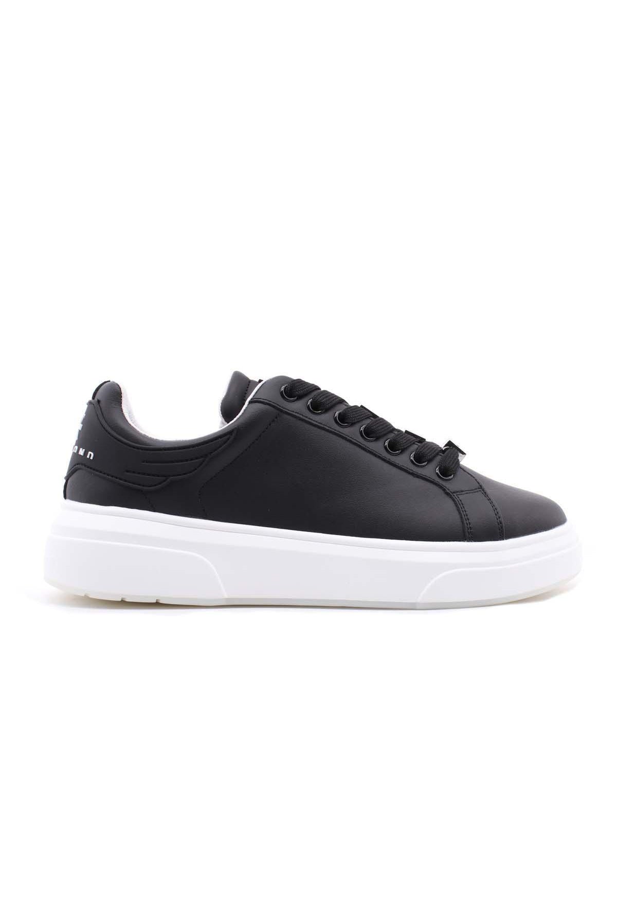 Sneaker Uomo in Pelle con Dettagli in Metallo
