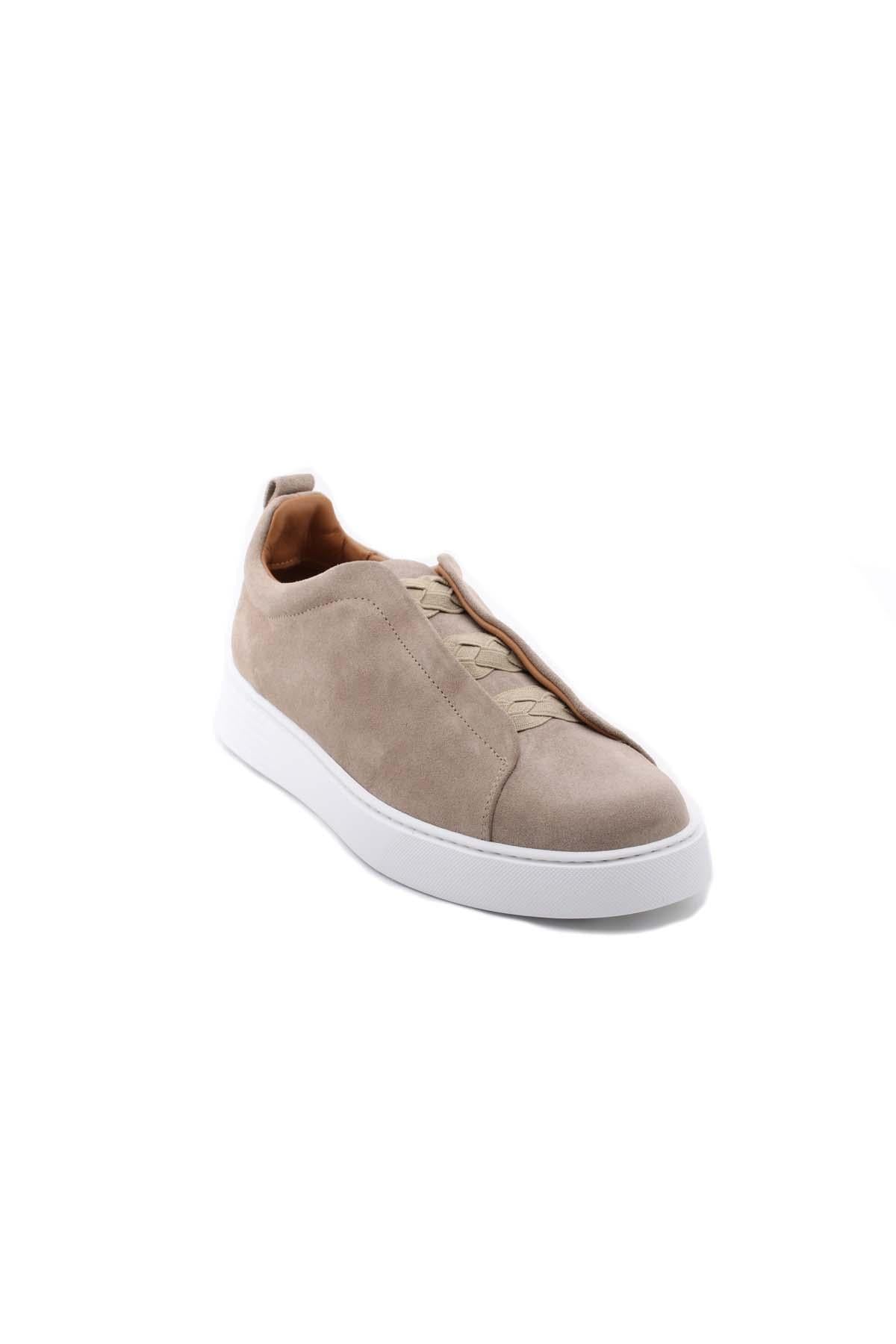 Sneaker in camoscio senza lacci con suola in contrasto