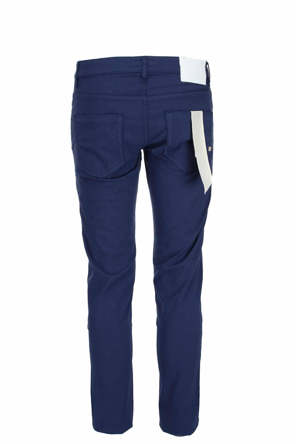 Pantalone 5 tasche in cotone goffrato.