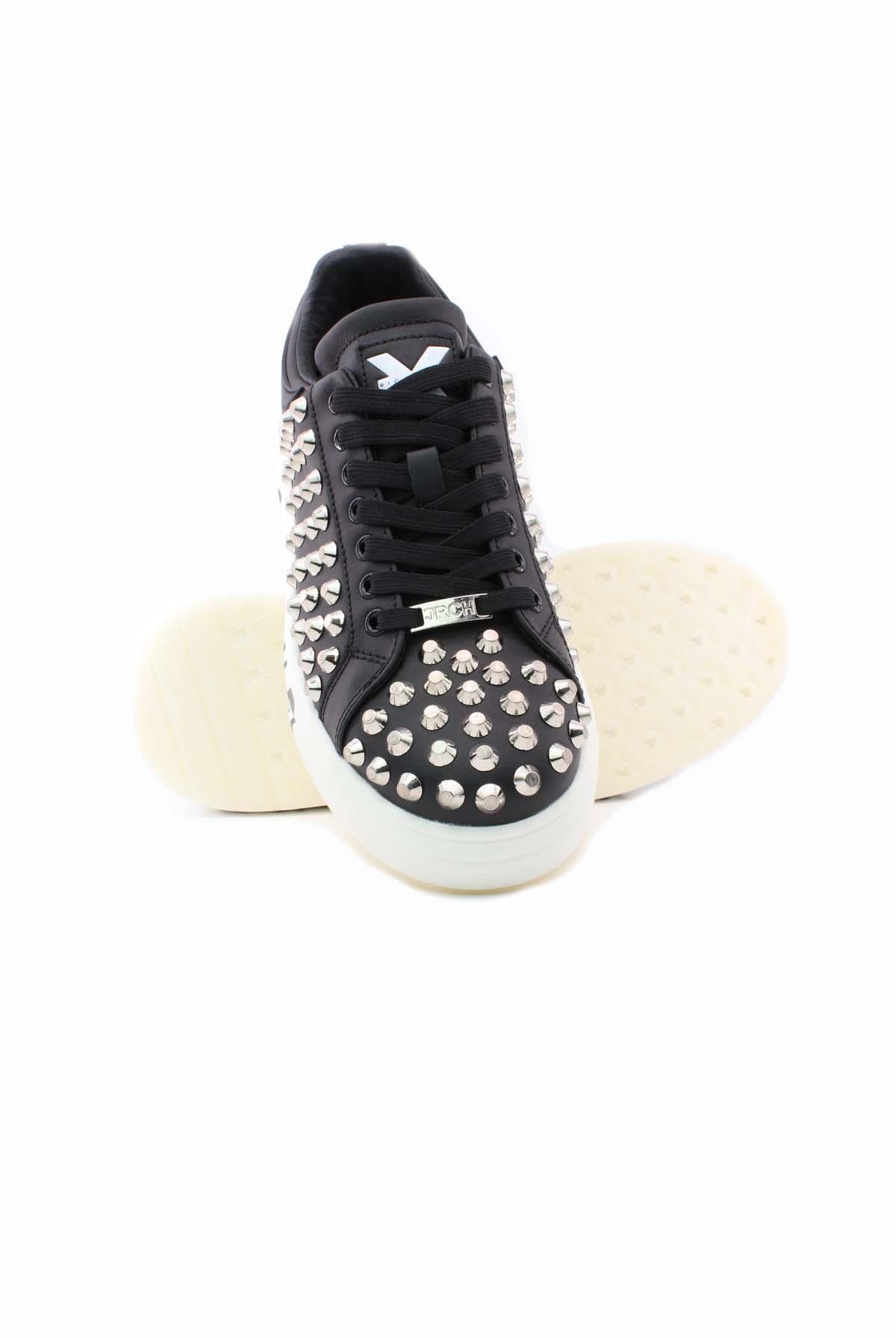 Sneakers con borchie e suola firmata