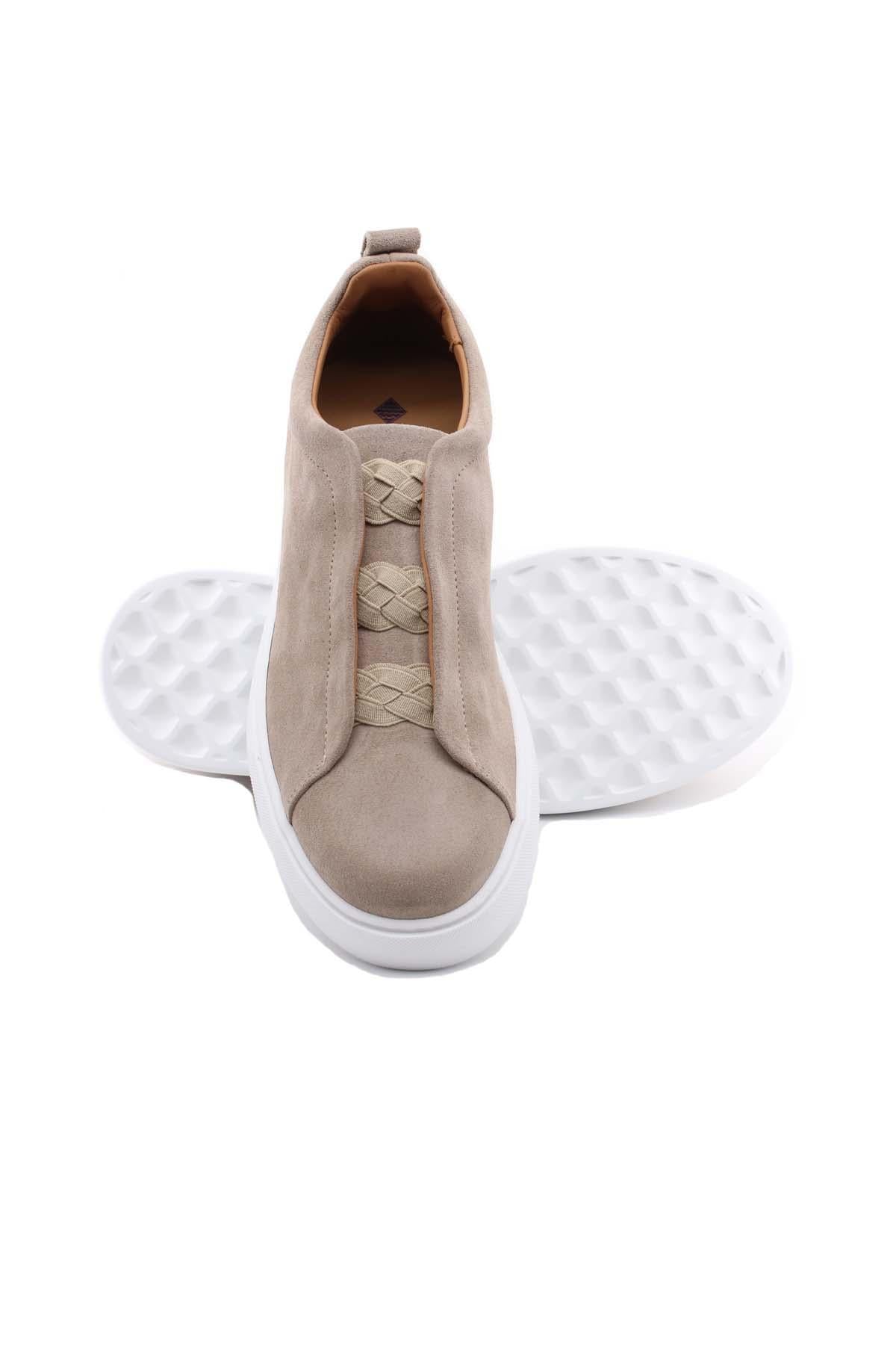 Sneaker in camoscio senza lacci con suola in contrasto