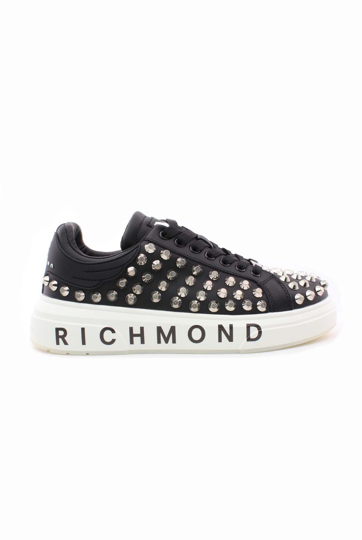Sneakers con borchie e suola firmata