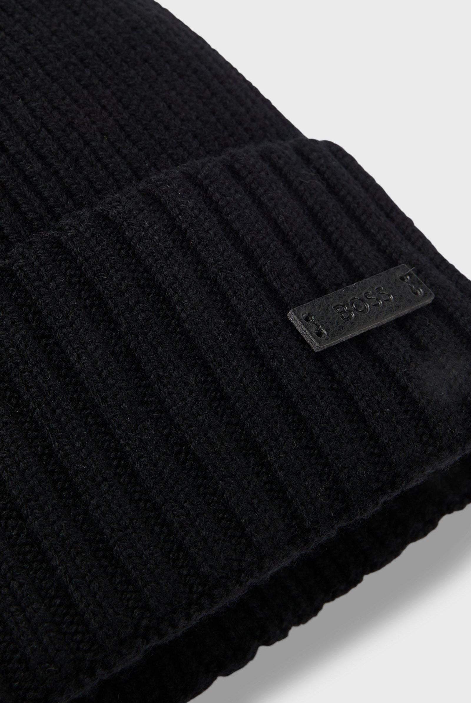 Cappellino in lana con risvolto e logo boss