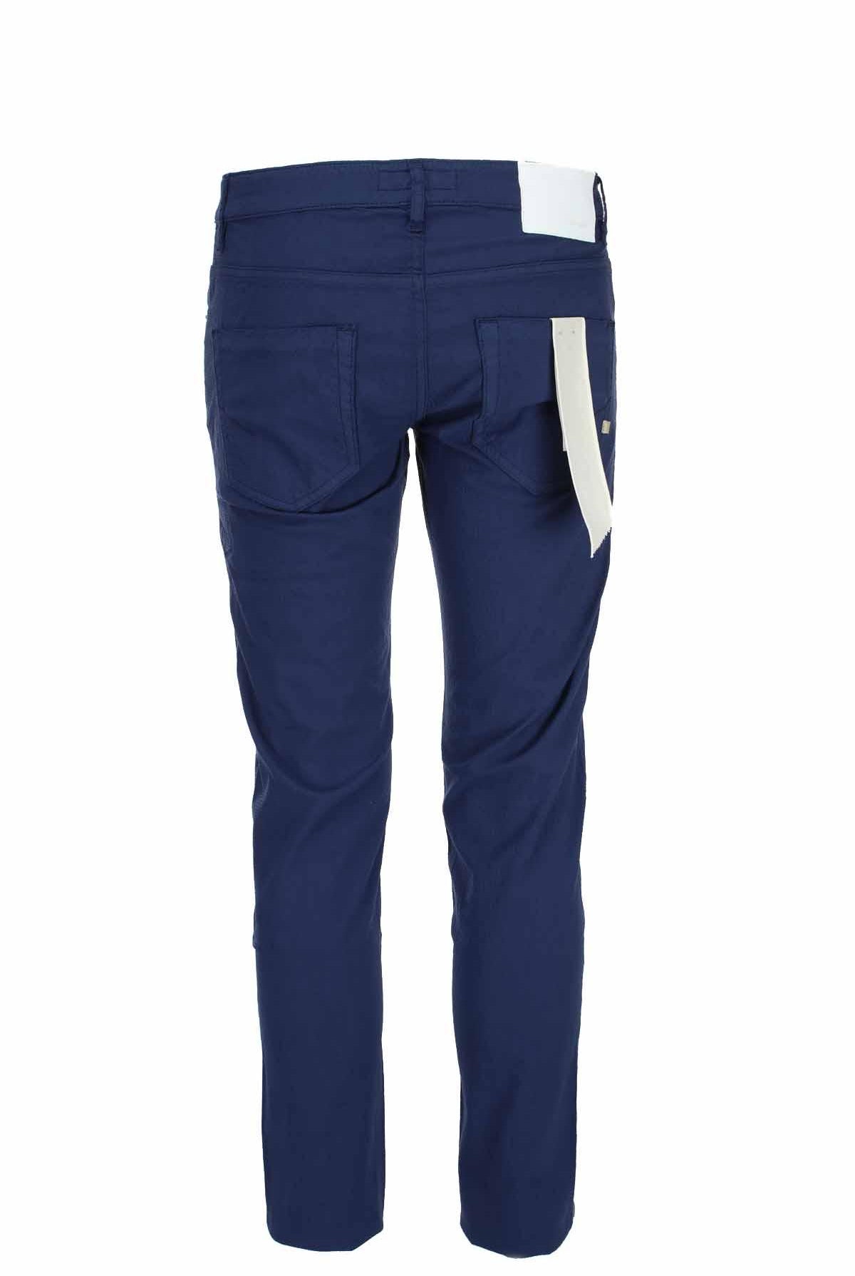 Pantalone 5 tasche in cotone goffrato.