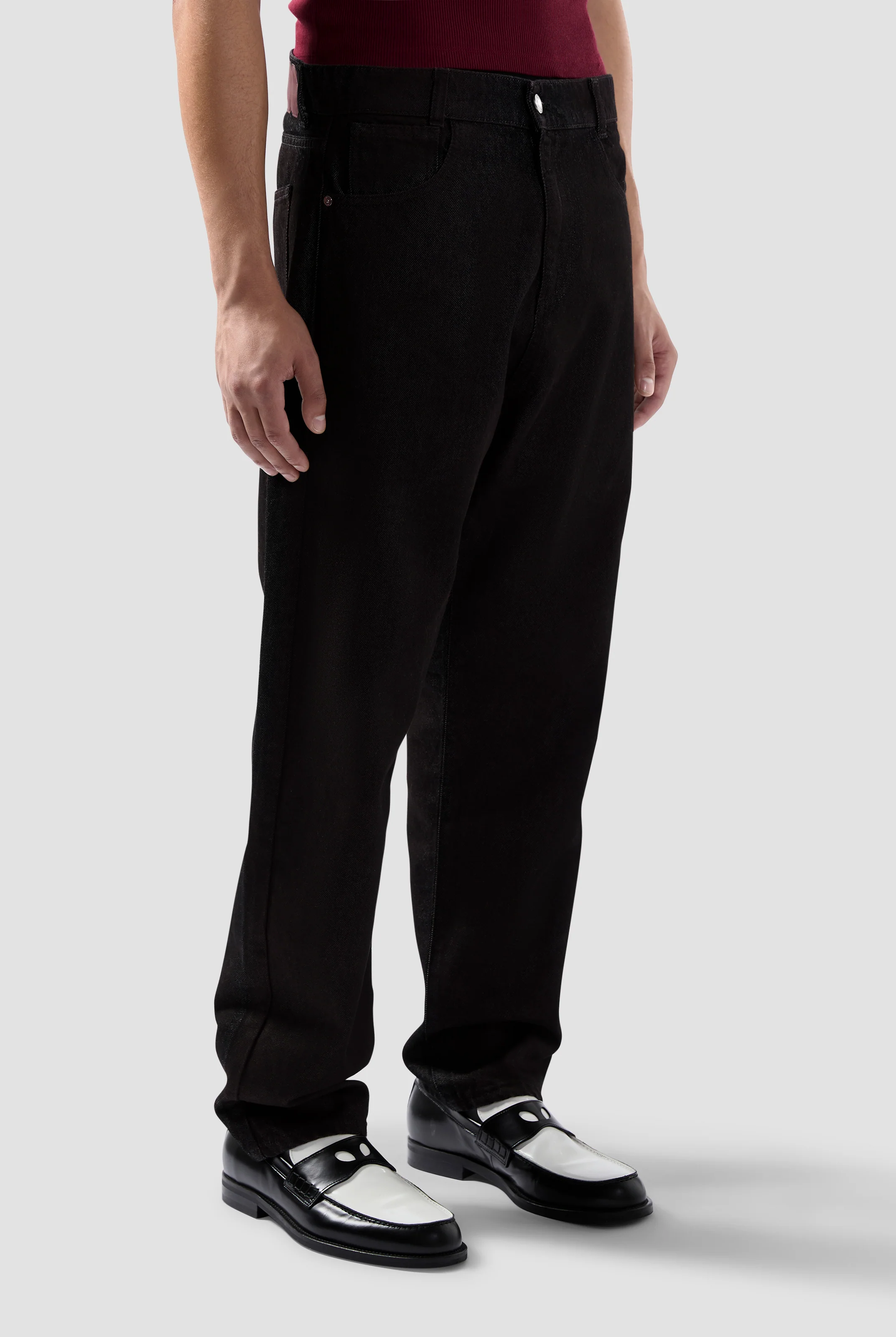 Pantalone jeans 5 tasche in denim trattato