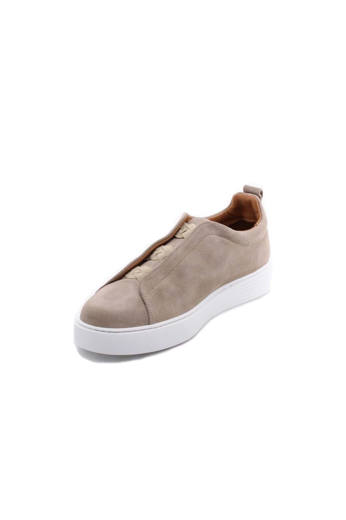 Sneaker in camoscio senza lacci con suola in contrasto