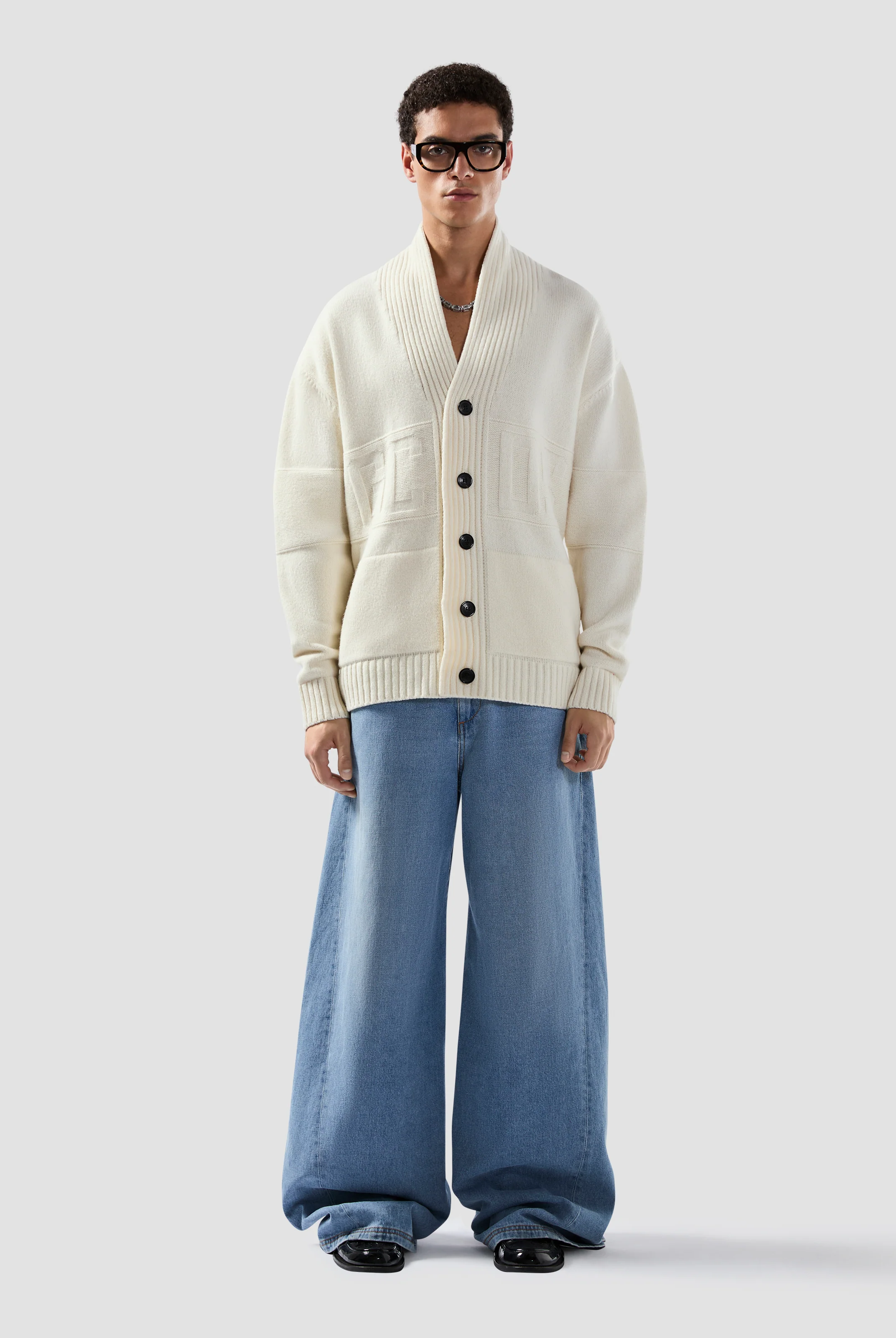 Maglione cardigan con bottoni e logo a intarsi