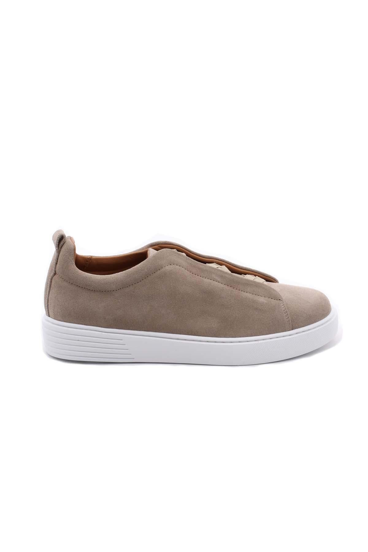 Sneaker in camoscio senza lacci con suola in contrasto