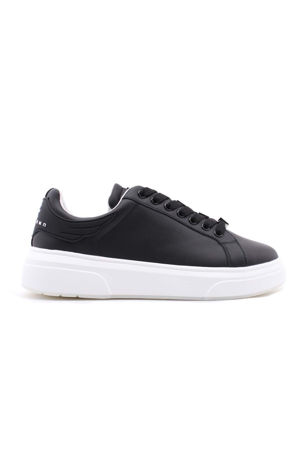 Sneaker Uomo in Pelle con Dettagli in Metallo 