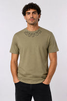 T-shirt unisex con logo e orsetto posteriore 