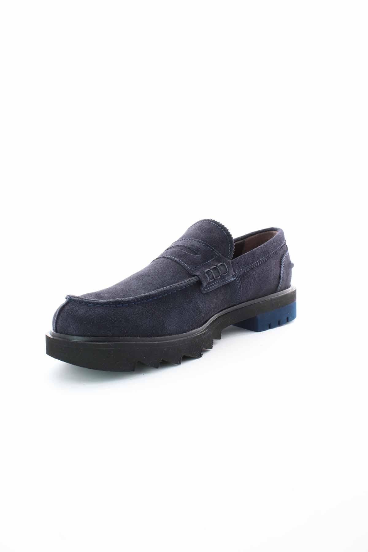 Mocassino in pelle scamosciata suola carro armato. 