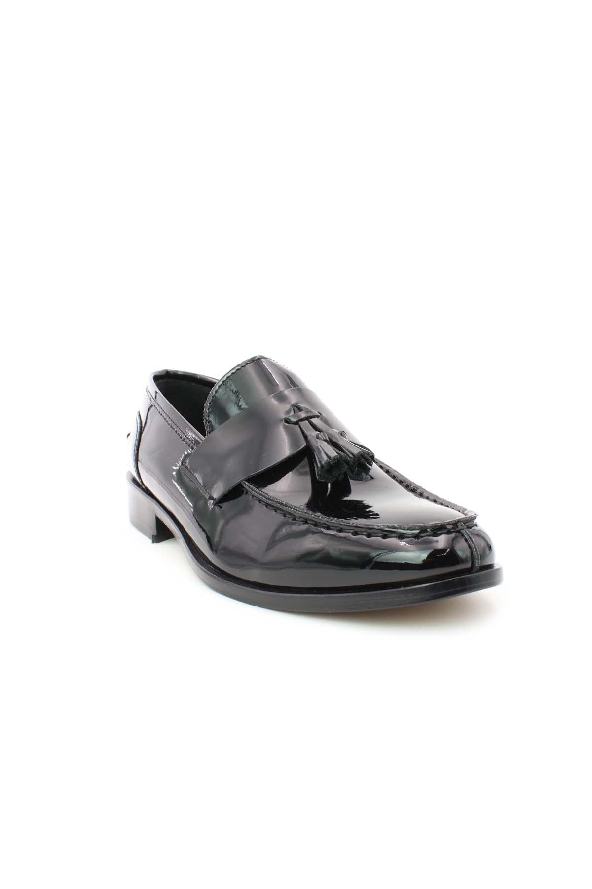 Mocassini in vernice con nappine 