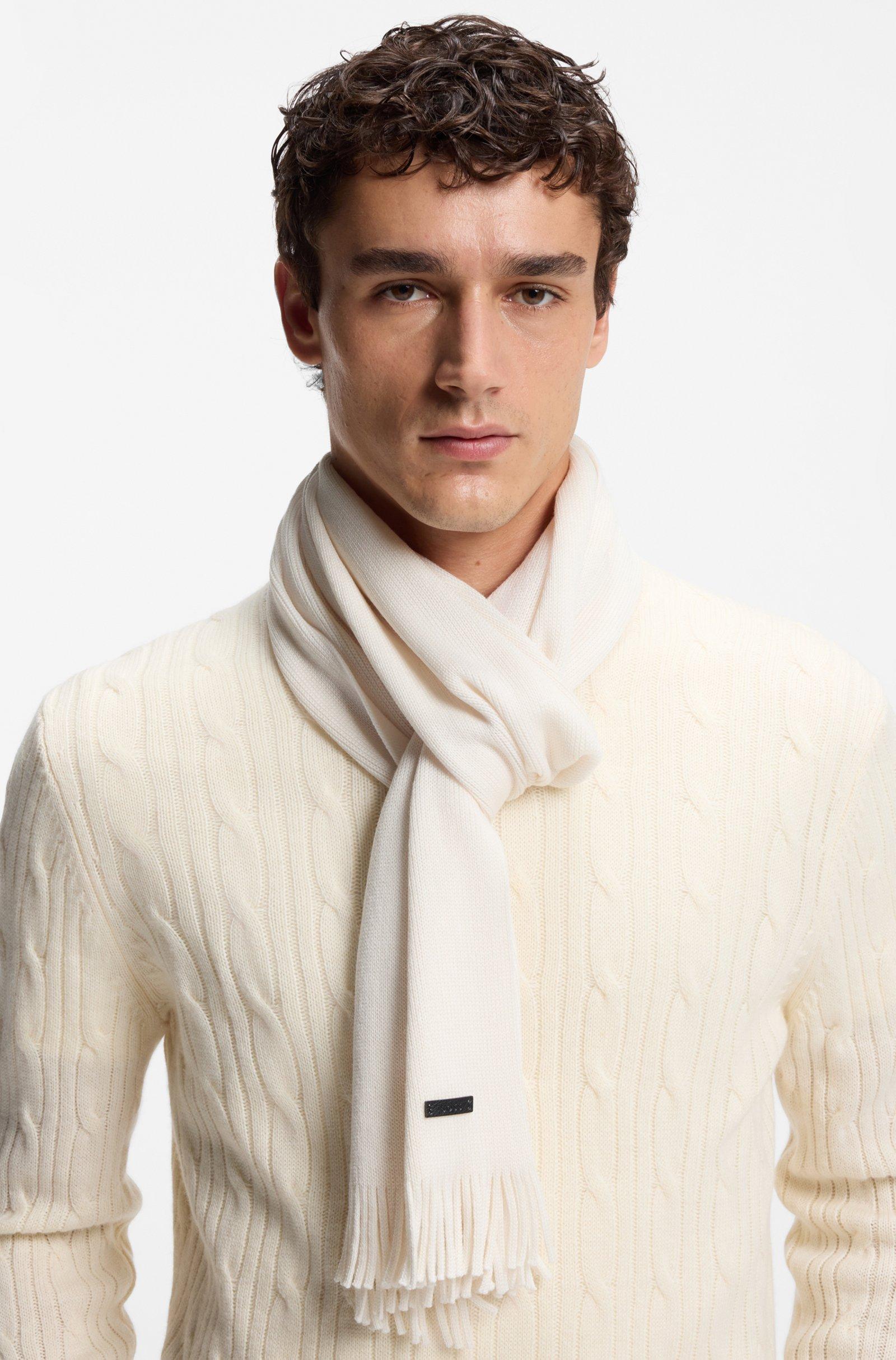 Sciarpa in lana rasata con frange 