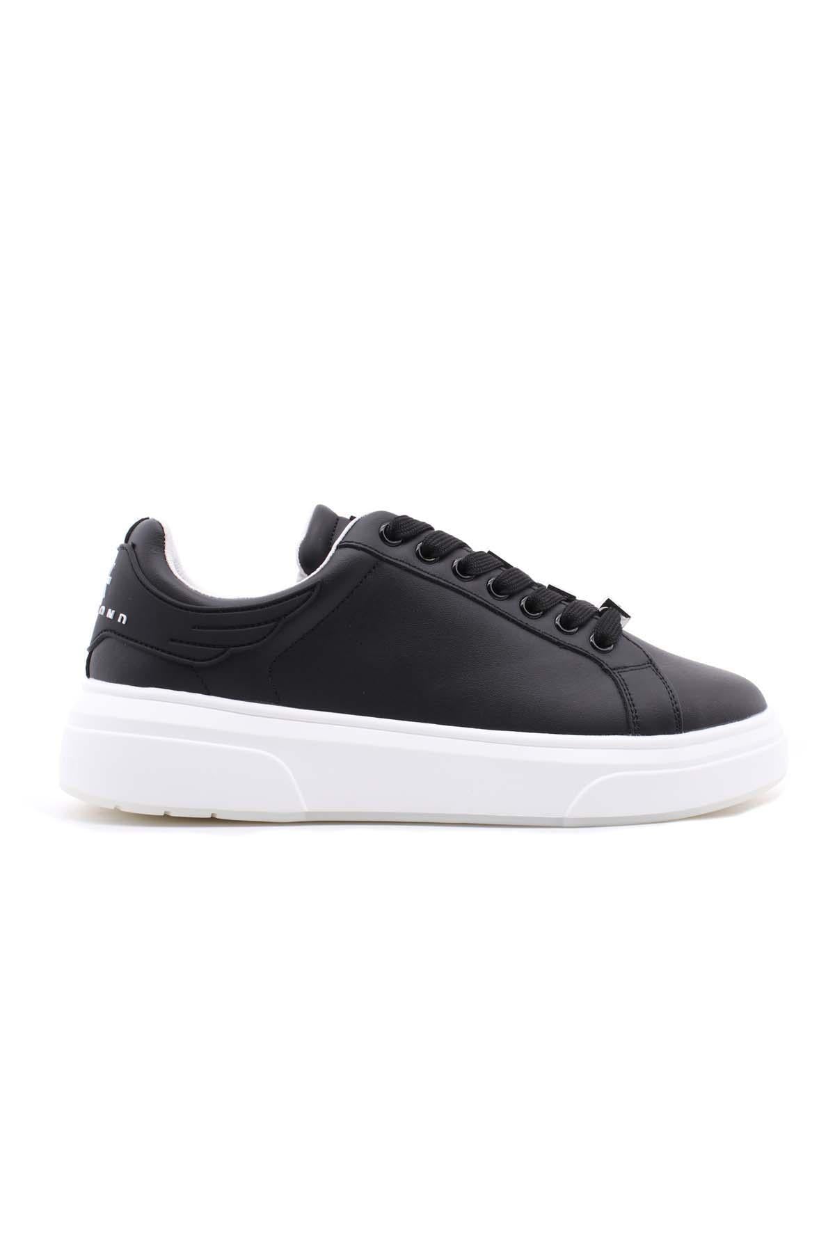 Sneaker Uomo in Pelle con Dettagli in Metallo 