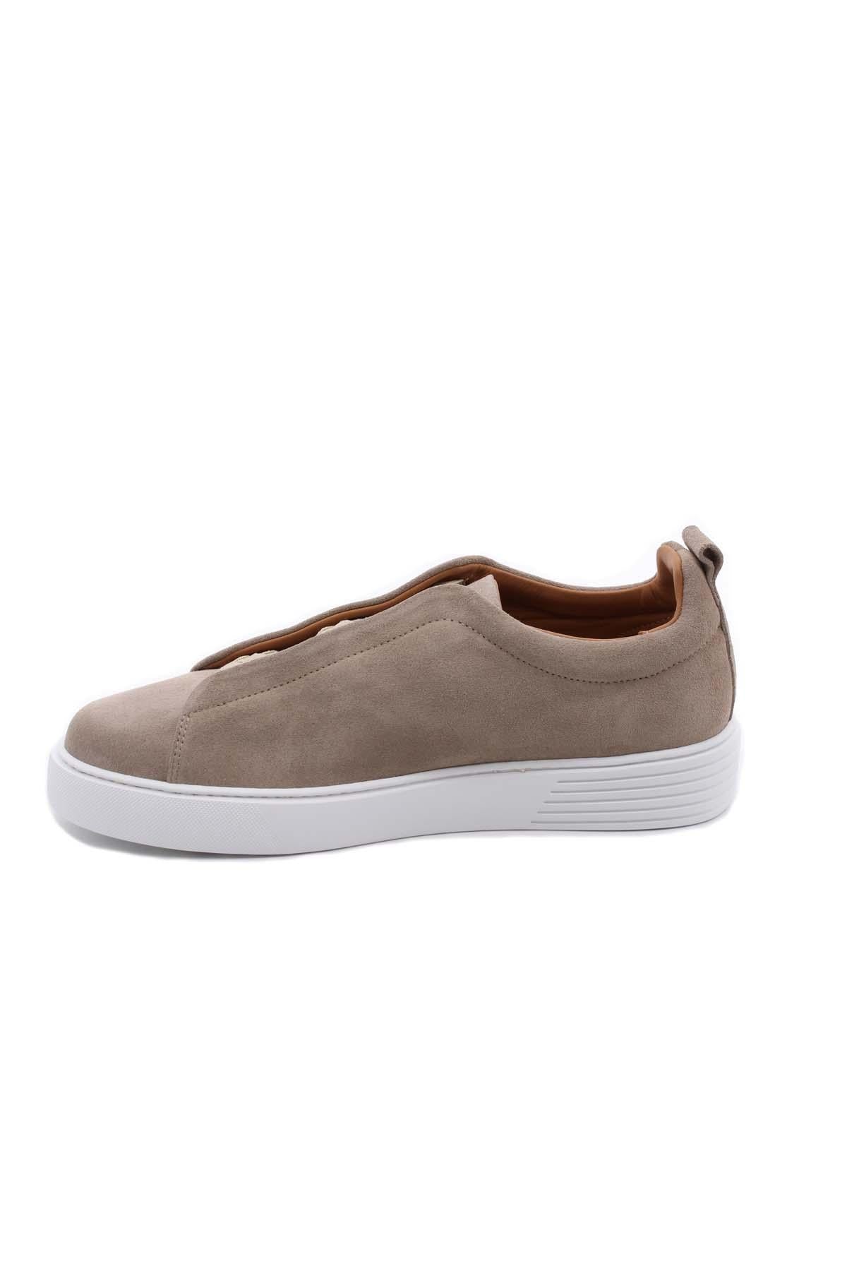 Sneaker in camoscio senza lacci con suola in contrasto 