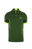 Polo mezza manica con dettagli e logo fluo 