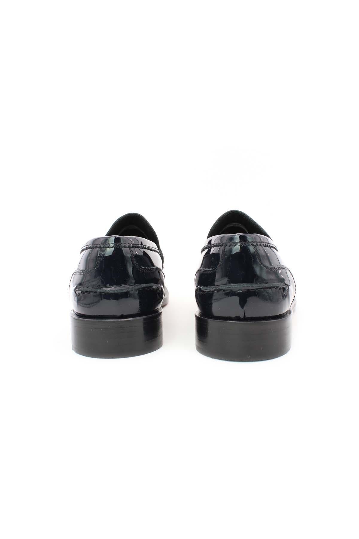 Mocassini in vernice con nappine 