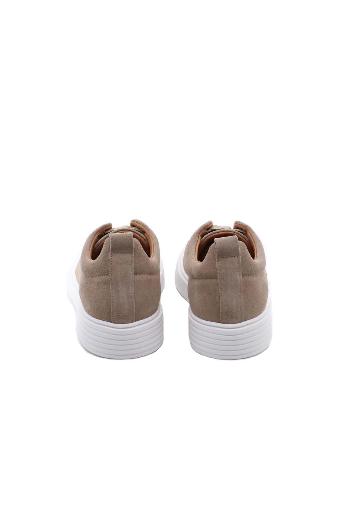 Sneaker in camoscio senza lacci con suola in contrasto 