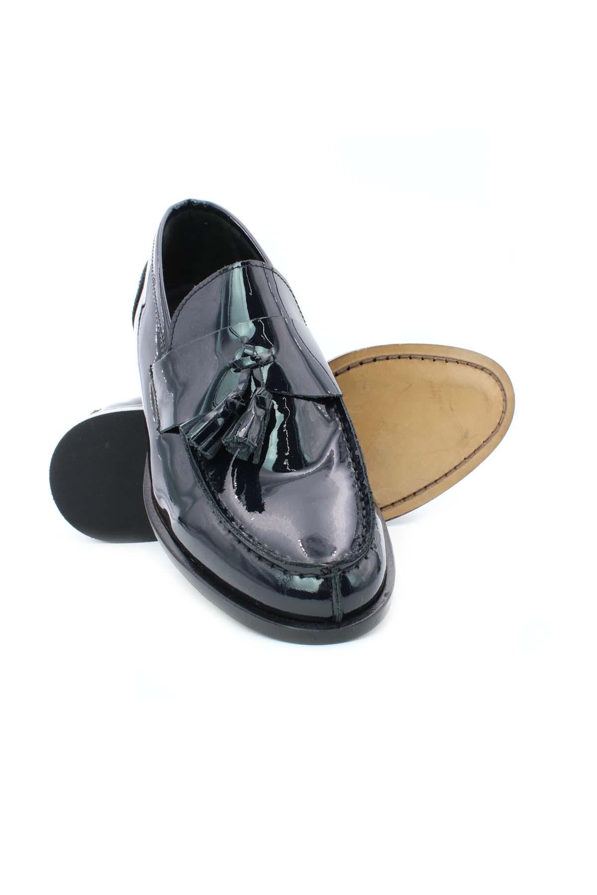 Mocassini in vernice con nappine 