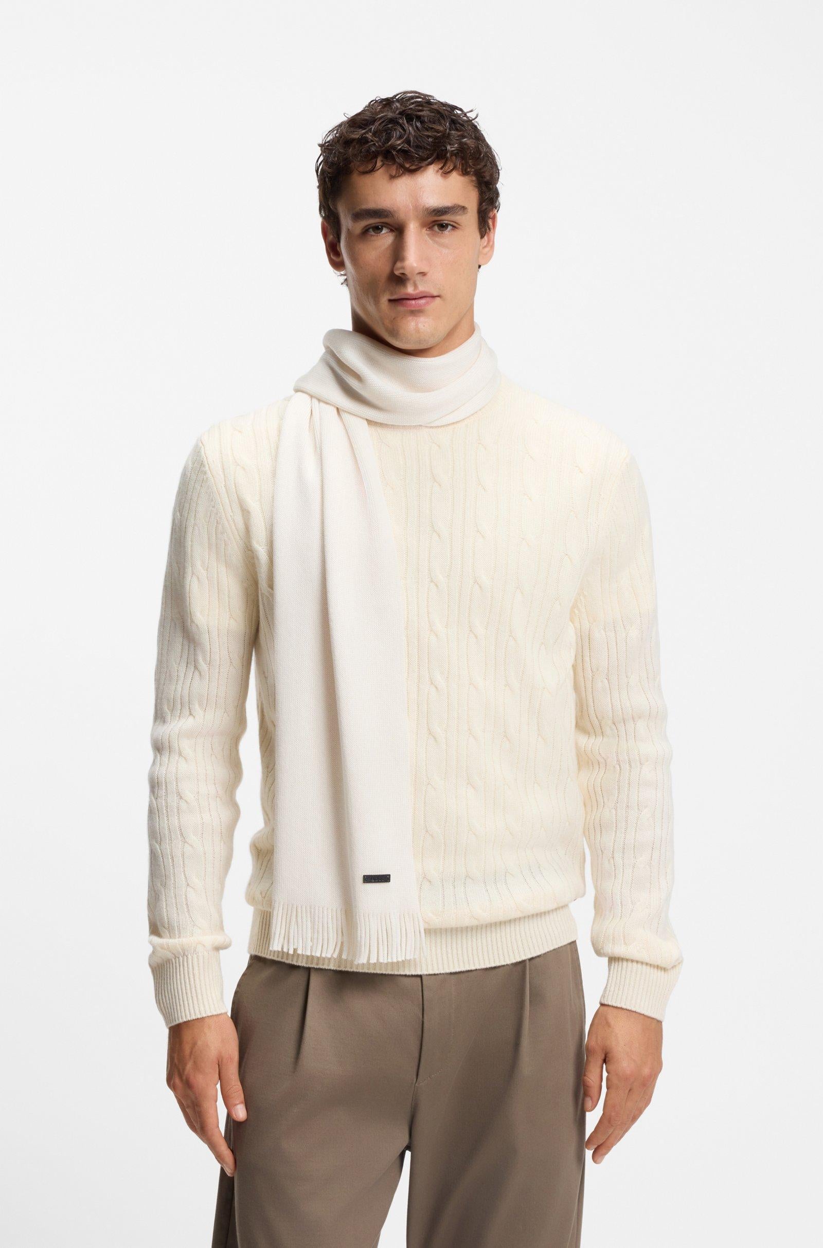 Sciarpa in lana rasata con frange 