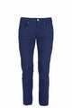Pantalone 5 tasche in cotone goffrato.