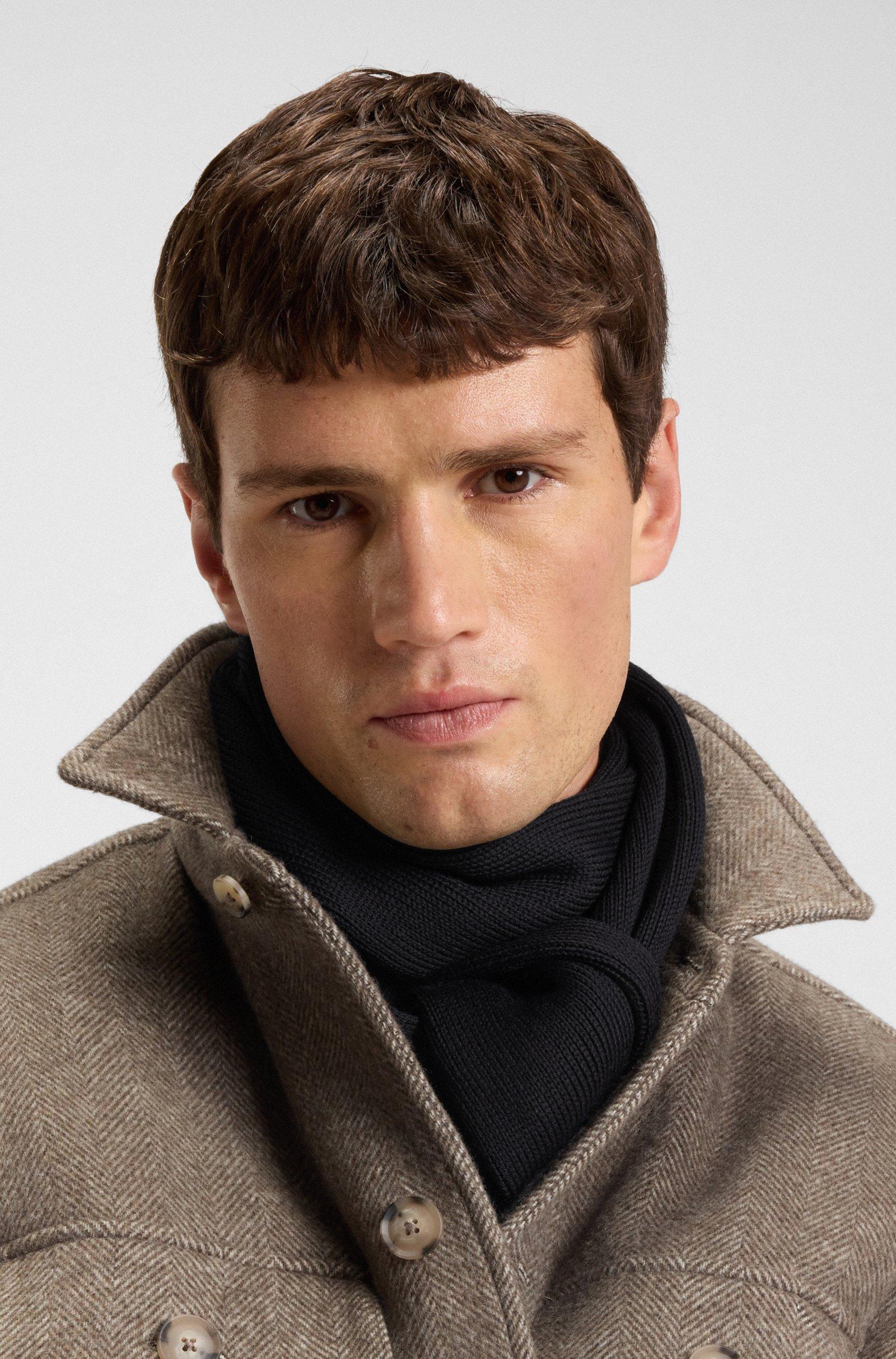 Sciarpa in lana rasata con frange 