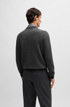 Maglia girocollo in lana e cotone. 