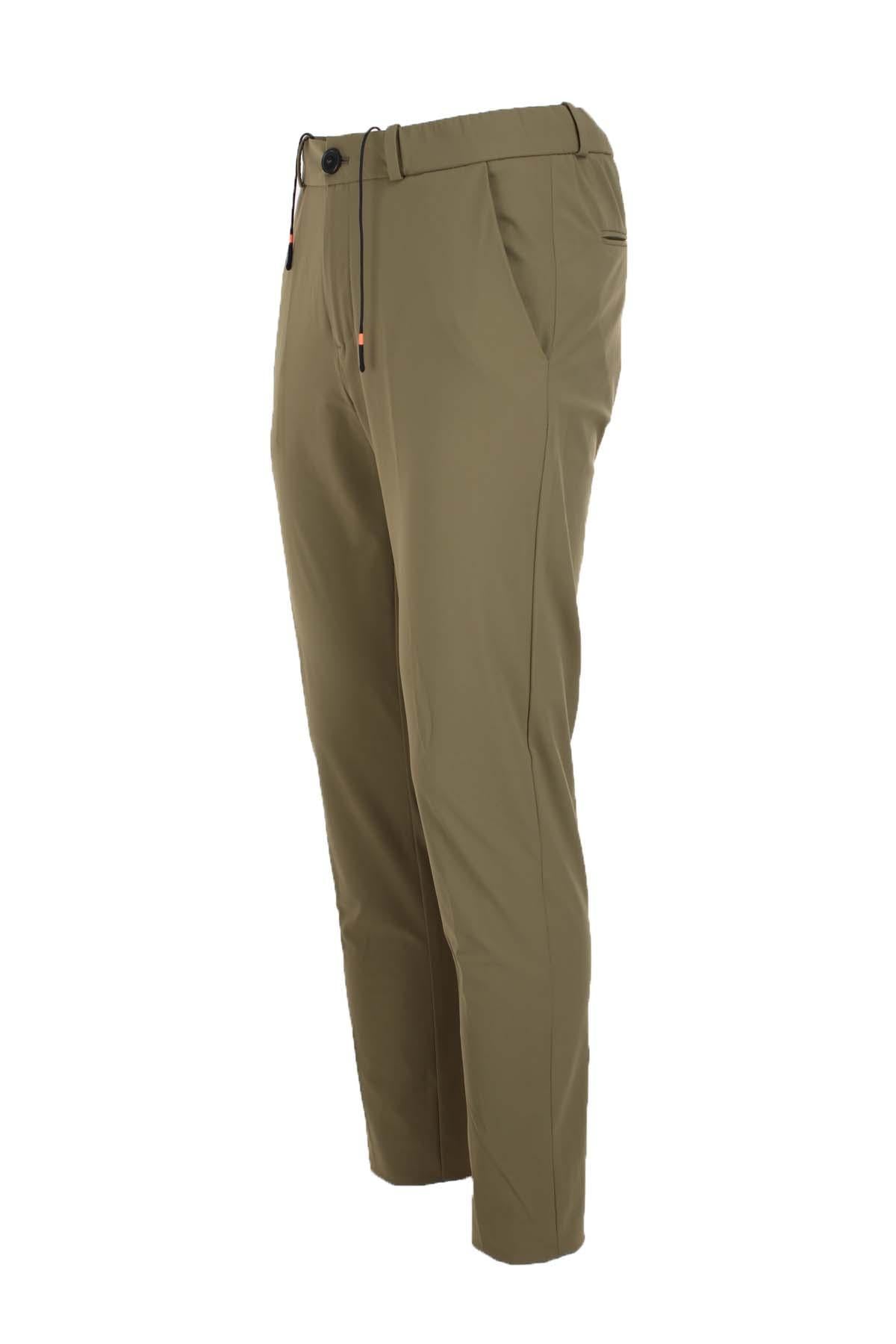 Pantalone chino in tessuto tecnico con coulisse 