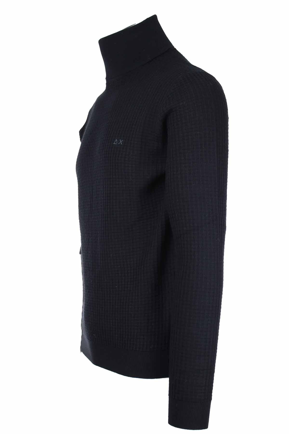 Pullover dolcevita con intarsi 