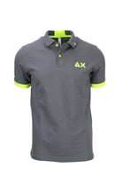 Polo mezza manica con dettagli e logo fluo 
